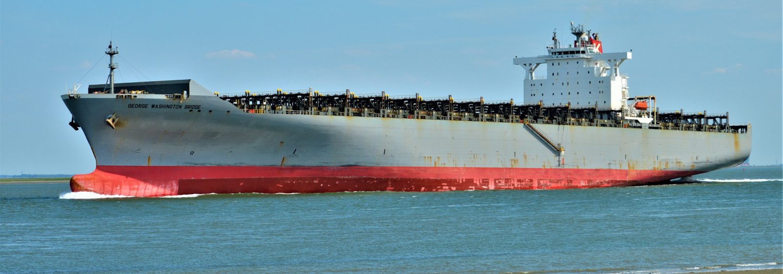 Een leeg containerschip van 5.624 teu afvarend op de Westerschelde.